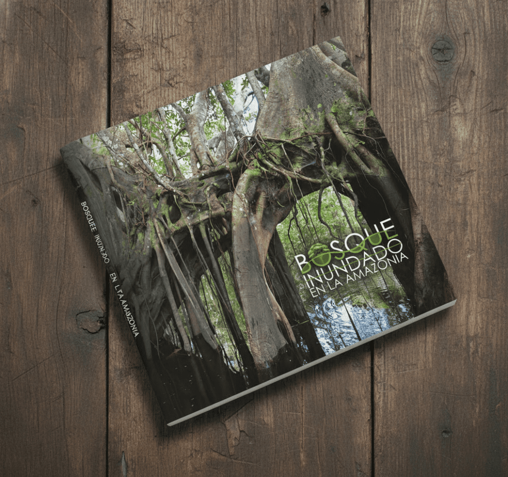 La imagen muestra un libro de tapa dura colocado sobre una superficie de madera rústica, visto desde un ángulo ligeramente elevado y en perspectiva diagonal.