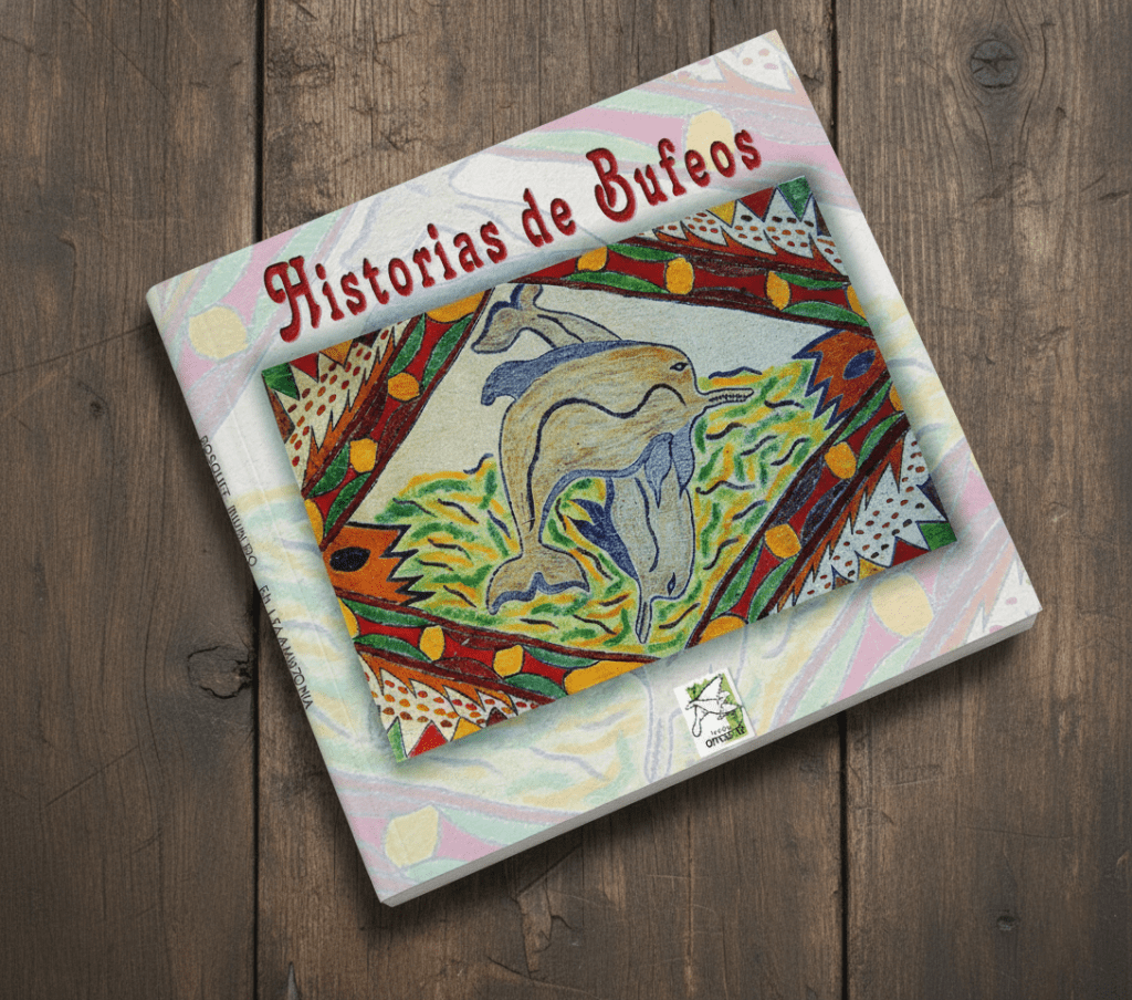 La imagen muestra un libro de tapa dura colocado sobre una superficie de madera rústica, visto desde un ángulo ligeramente elevado y en perspectiva diagonal.