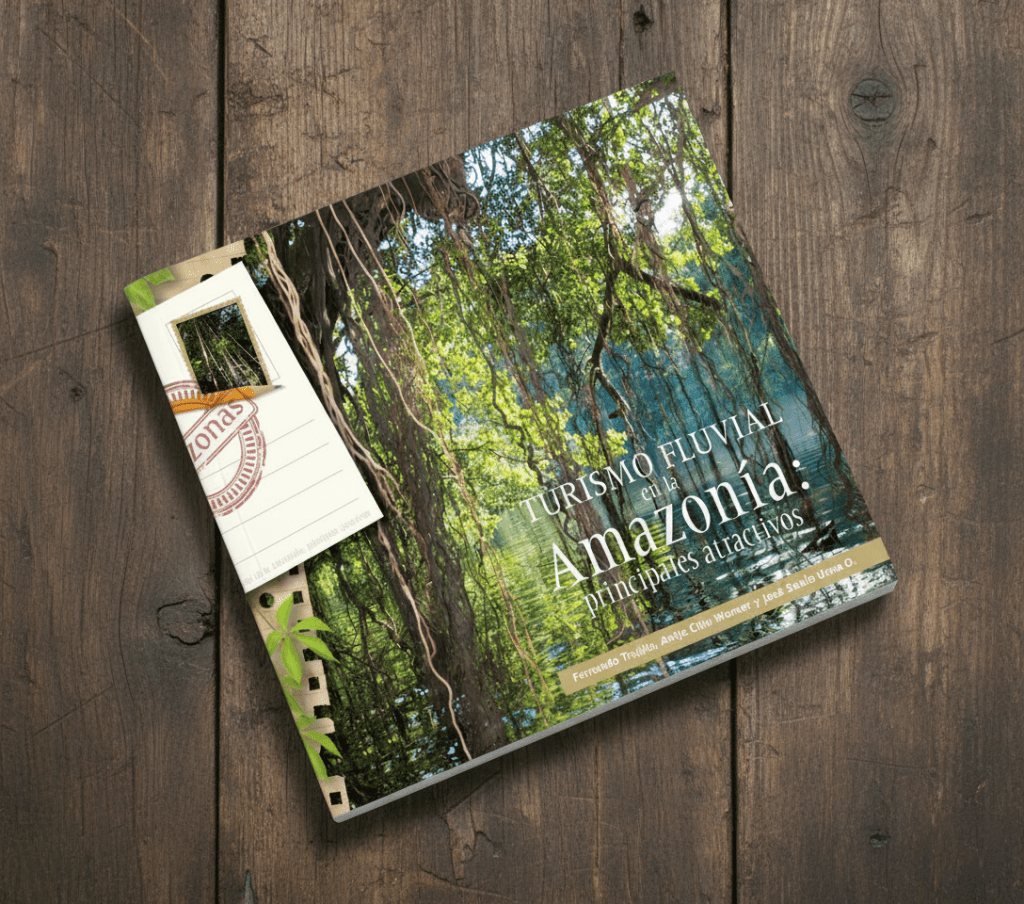 La imagen muestra un libro de tapa dura colocado sobre una superficie de madera rústica, visto desde un ángulo ligeramente elevado y en perspectiva diagonal.